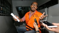 Andi Taufan Tiro memberikan keterangan dari dalam mobil tahanan KPK.