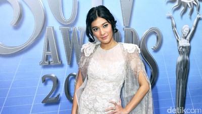 Cantiknya Naysilla Mirdad dengan Cape Dress