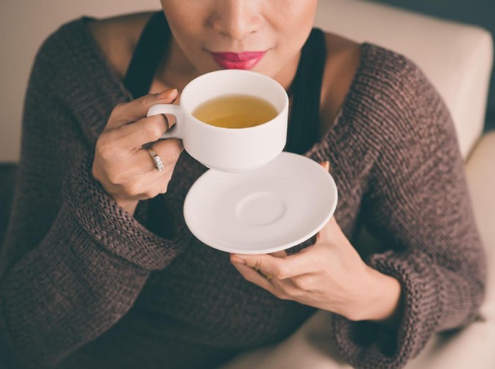 Ilustrasi wanita minum teh usai makan/Foto: thinkstock Ilustrasi wanita minum teh usai makan/Foto: thinkstock