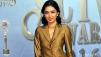 Mikha memakai gaun yang sedikit terbuka pada bagian perutnya. Foto: Pool: Noel/detikFoto