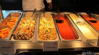 Beberapa menu makanan di sini seperti aneka jenis pasta, aneka jenis sup, makanan Timur Tengah dan minuman. Terdapat pula beberapa konter makanan seperti paling terkenal Costa. Tersedia juga, makanan khusus vegetarian (Afif/detikTravel)