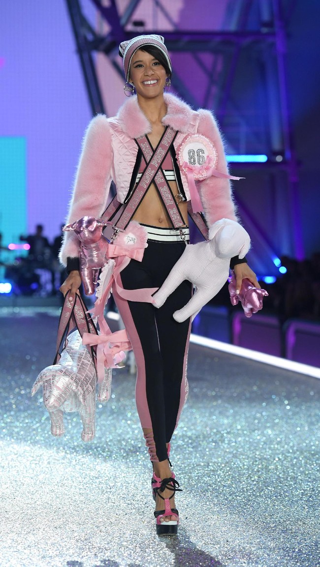 Koleksi Fashion Show Victorias Secret 2016. [Photo by Pascal Le Segretain/Getty Images for Victorias Secret]