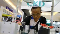 Seorang pengunjung melihat-lihat produk yang dipamerkan.