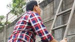 Lihat Sungai di Pasar Minggu, Ahok Panjat Pagar