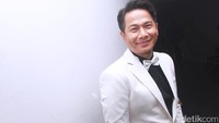 Pose Delon di Balai Sarbini, Jakarta Selatan, Rabu (30/11), Pool/Gus Mun/detikFoto.