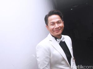 Delon Nikmati Imlek dengan Keluarga Sambil Kerja