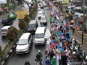 Massa dari Bogor Long March Ke Monas untuk Ikut Aksi Damai 2 Desember