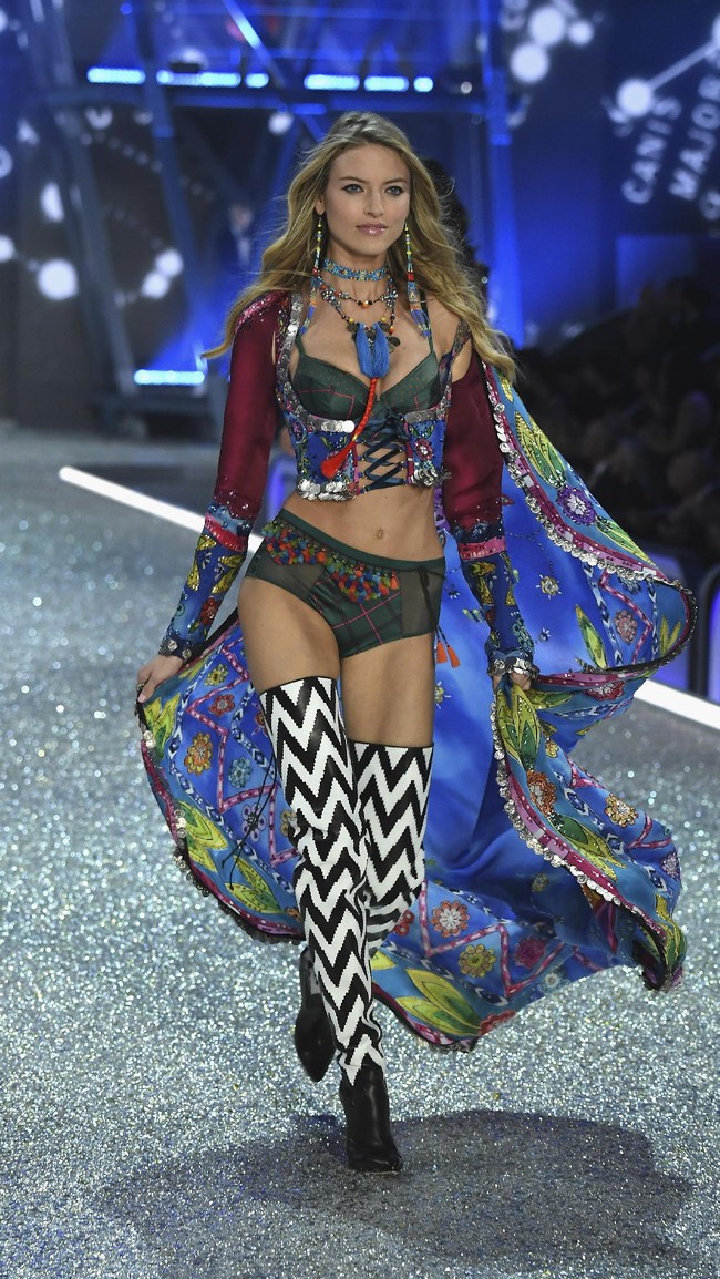 Koleksi Fashion Show Victorias Secret 2016. [Photo by Pascal Le Segretain/Getty Images for Victorias Secret]