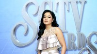 Meski tak tampil terbuka, Si Mahmud atau Mamah Muda ini tetap tampak seksi lewat auranya. Pool/Noel/detikFoto.
