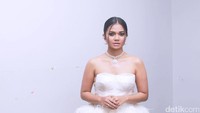 Riasan makeup juga terlihat simpel, hanya menonjolkan pada bagian mata dan lipstik berwarna pink cerah. Pool/Gus Mun/detikFoto.