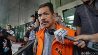 Farizal diperiksa sebagai tersangka terkait tindak pidana korupsi suap kasus penjualan gula tanpa SNI di Pengadilan Negeri Padang.