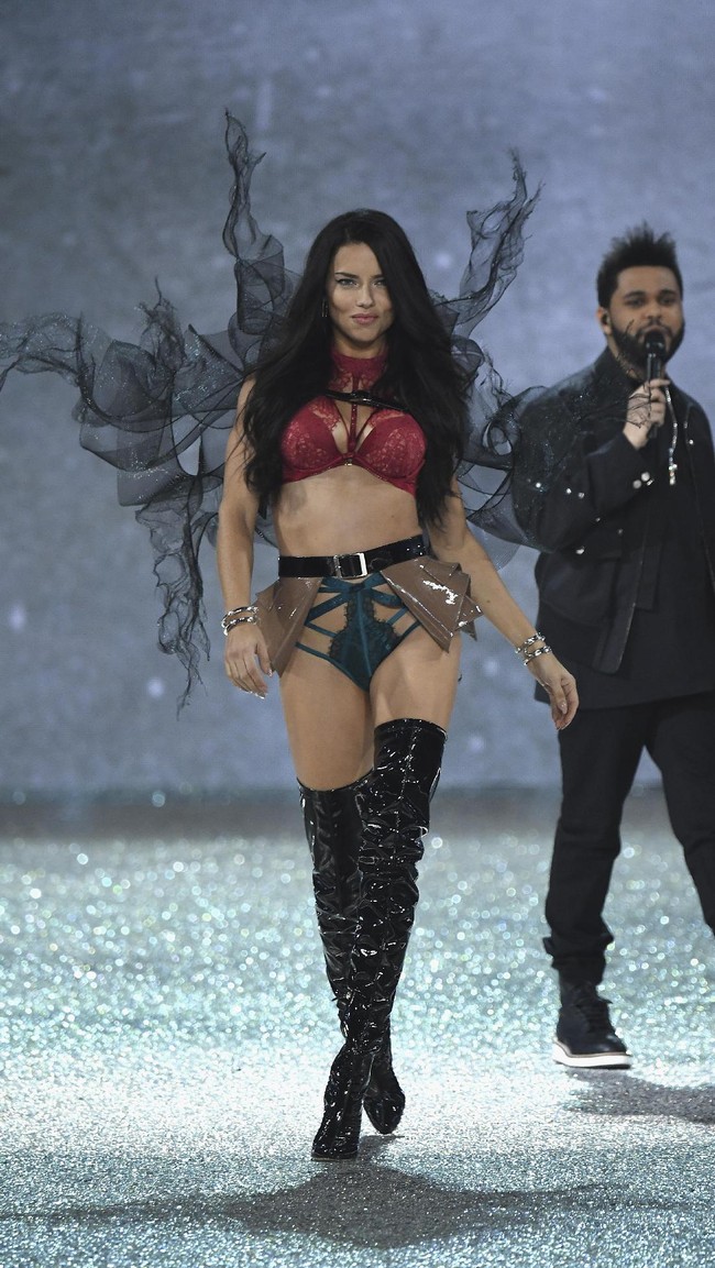 Koleksi Fashion Show Victorias Secret 2016. [Photo by Pascal Le Segretain/Getty Images for Victorias Secret]