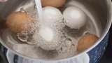 4 Cara Merebus Telur agar Matang Sempurna, Bunda Wajib Tahu