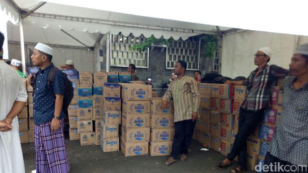 Para peserta aksi dan relawan aksi damai 2 Desember di Masjid Istiqlal, Kamis (1/12/2016)