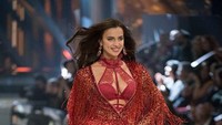 Ronaldo dan Irina Shayk menjadi sepasang kekasih yang sangat ideal pada tahun 2010 lalu. Pascal Le Segretain/Getty Images for Victorias Secret.
