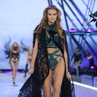Koleksi Fashion Show Victorias Secret 2016. [Photo by Pascal Le Segretain/Getty Images for Victorias Secret]