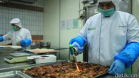 Foto: Setelah itu, makanan pun akan diolah oleh sejumlah koki dengan spesialisasinya masing-masing. Koki pastri membuat roti dan kue, koki makanan panas khusus membakar dan mengolah daging. Ada juga yang bertugas khusus mengupas dan memotong buah (Randy/detikTravel)