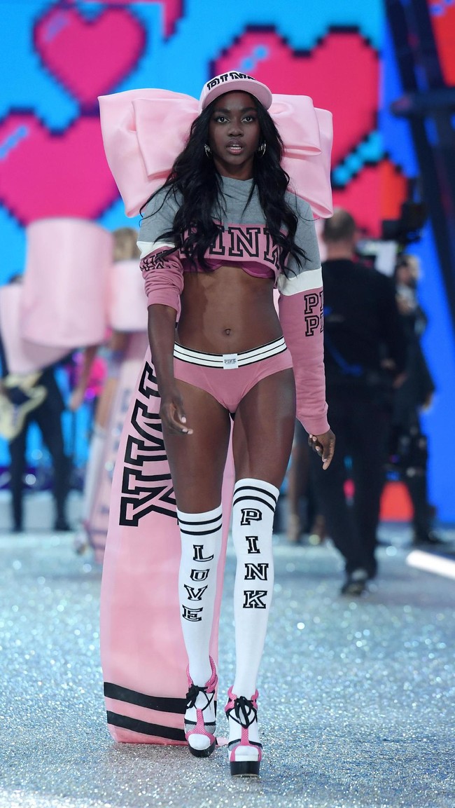 Koleksi Fashion Show Victorias Secret 2016. [Photo by Pascal Le Segretain/Getty Images for Victorias Secret]