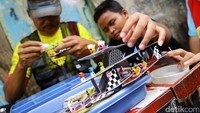 Butuh kesabaran untuk membuat karya unik ini.
