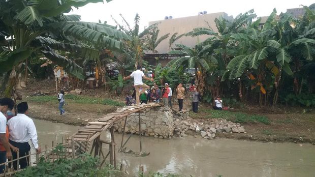 Kampanye di Pinggir Kali, Sandiaga Janjikan 'Jembatan Cinta'
