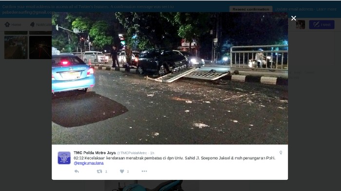 Mobil Tabrak Pembatas Jalan di Depan Universitas Sahid, Jakarta Selatan