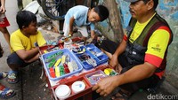 Melalui kreativitas tangannya tersebut Pak Andri membuat miniatur kapal, boat, dll.