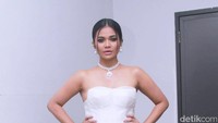 Ia tampak cantik dan mempesona dengan dress putihnya yang menyapu lantai. Pool/Gus Mun/detikFoto.