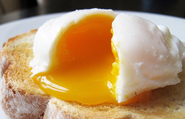 4 Langkah Mudah Bikin Poached Egg Mulus a la Jamie Oliver