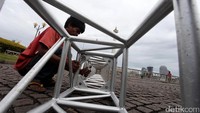 Pekerja memasang panggung untuk aksi damai 2 Desember di Monas, Jakarta, Kamis (1/12/2016).