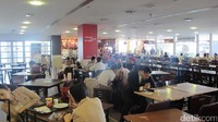 Flight Catering pun terbuka bagi tamu-tamu yang datang ke Emirates Aviation College Crew Training. Sekaligus merasakan, makan bareng dengan para awak kabin Emirates (Afif/detikTravel)