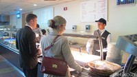Harga makanannya pun bersahabat dengan isi dompet. Misalnya satu menu makan siang komplit dan soft drink dibanderol AED 24 atau setara Rp 88 ribu. Untuk sandwich, harganya mulai AED 15 atau sekitar Rp 55 ribu (Afif/detikTravel)