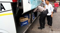 Polisi memeriksa bagsi bus yang membawa peserta aksi bela islam.