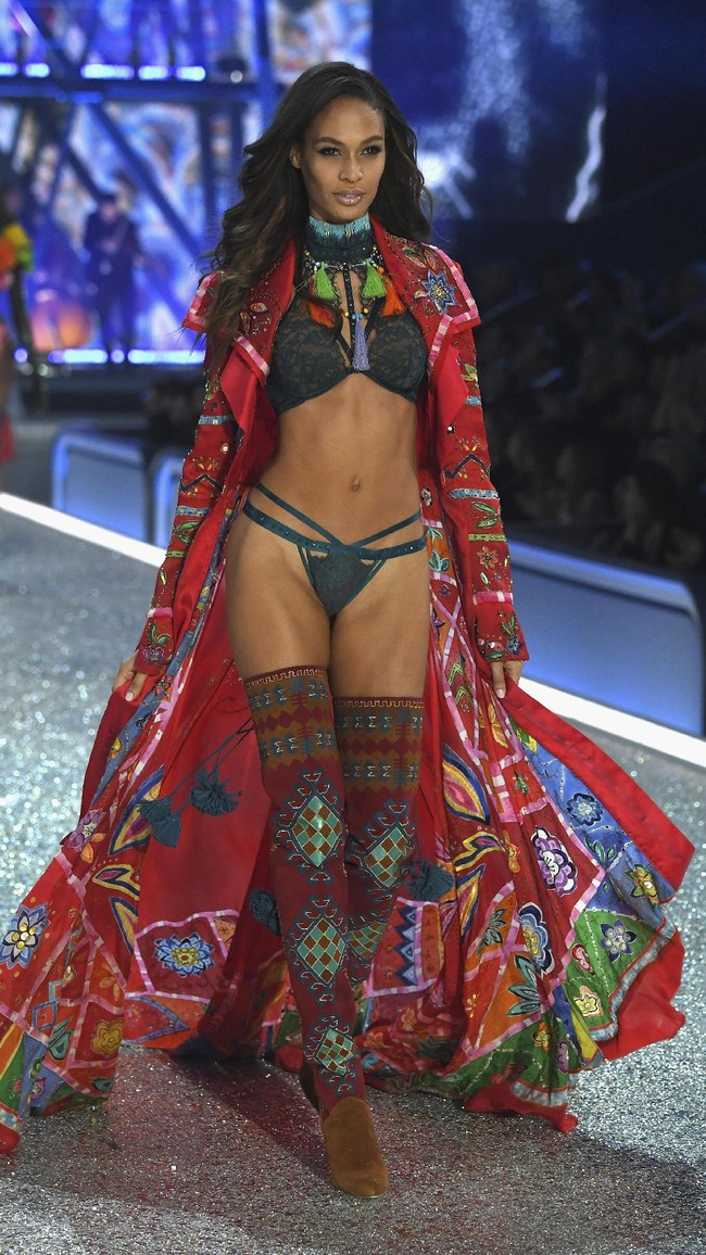 Koleksi Fashion Show Victorias Secret 2016. [Photo by Pascal Le Segretain/Getty Images for Victorias Secret]