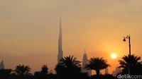 Salah satu hal yang bisa turis lakukan di sini adalah berburu sunset. Sunset yang sedikit cantik dan berbeda, dengan latar gedung tertinggi sedunia Burj Khalifa (Afif/detikTravel)