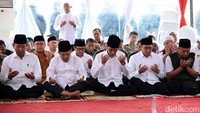 Jokowi dan JK berdoa bersama peserta aksi. Pool/Setpres.