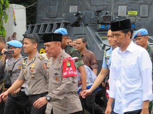 Momen Jokowi di Monas: Tembus Hujan, Salat, dan Sapa Massa Aksi 2 Desember