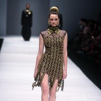 Koleksi Ivan Gunawan mengangkat tema Manggali di Jakarta Fashion Week 2017. Senayan City. Jakarta. [Foto: Mohammad Abduh/Wolipop]