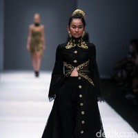 Koleksi Ivan Gunawan mengangkat tema Manggali di Jakarta Fashion Week 2017. Senayan City. Jakarta. [Foto: Mohammad Abduh/Wolipop]