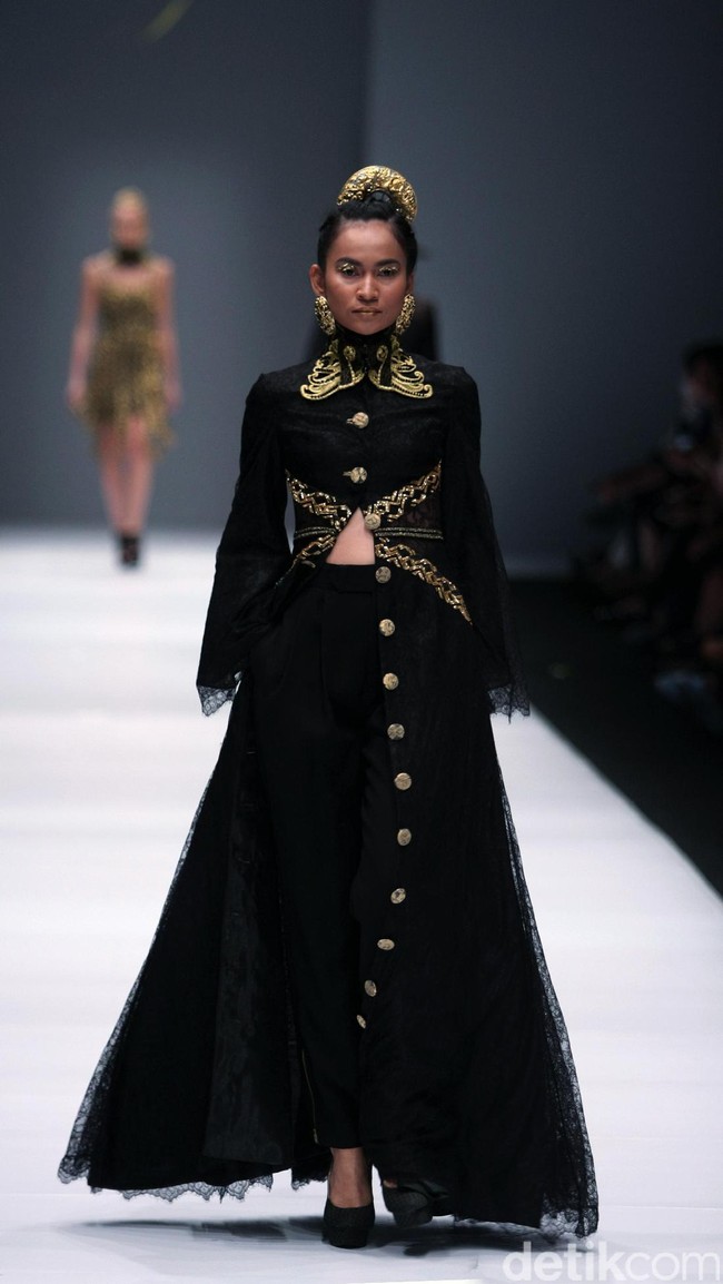 Koleksi Ivan Gunawan mengangkat tema Manggali di Jakarta Fashion Week 2017. Senayan City. Jakarta. [Foto: Mohammad Abduh/Wolipop]