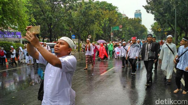 Massa Aksi 2 Desember di Depan Balai Kota Mulai Bubar, Sampah Dipunguti