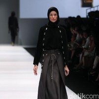 Koleksi Brand Jenahara Black Label mengusung tema Ignis Fatuus di Jakarta Fashion Week 2017. Senayan City. Jakarta [Foto: Mohammad Abduh/Wolipop]