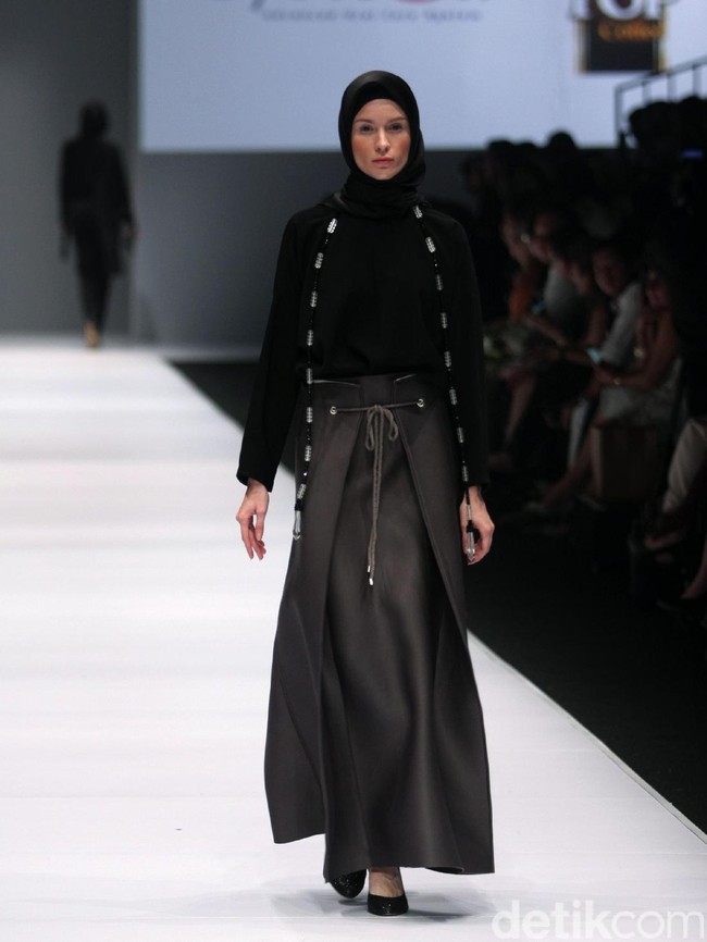 Koleksi Brand Jenahara Black Label mengusung tema Ignis Fatuus di Jakarta Fashion Week 2017. Senayan City. Jakarta [Foto: Mohammad Abduh/Wolipop]