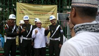 Seorang peserta aksi foto bersama dengan beberapa PM. Mereka kompak mengepalkan tangan bersama.
