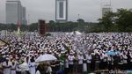 Massa Aksi 2 Desember Salat Jumat di Bawah Guyuran Hujan