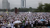 Sebagian dari mereka salat sambil memegang payung.