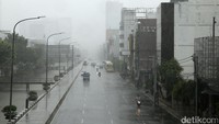Hujan deras juga mengguyur kawasan tersebut.