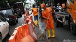 Pasukan Oranye Bersihkan Sampah di Kawasan Monas