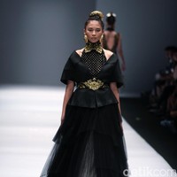 Koleksi Ivan Gunawan mengangkat tema Manggali di Jakarta Fashion Week 2017. Senayan City. Jakarta. [Foto: Mohammad Abduh/Wolipop]