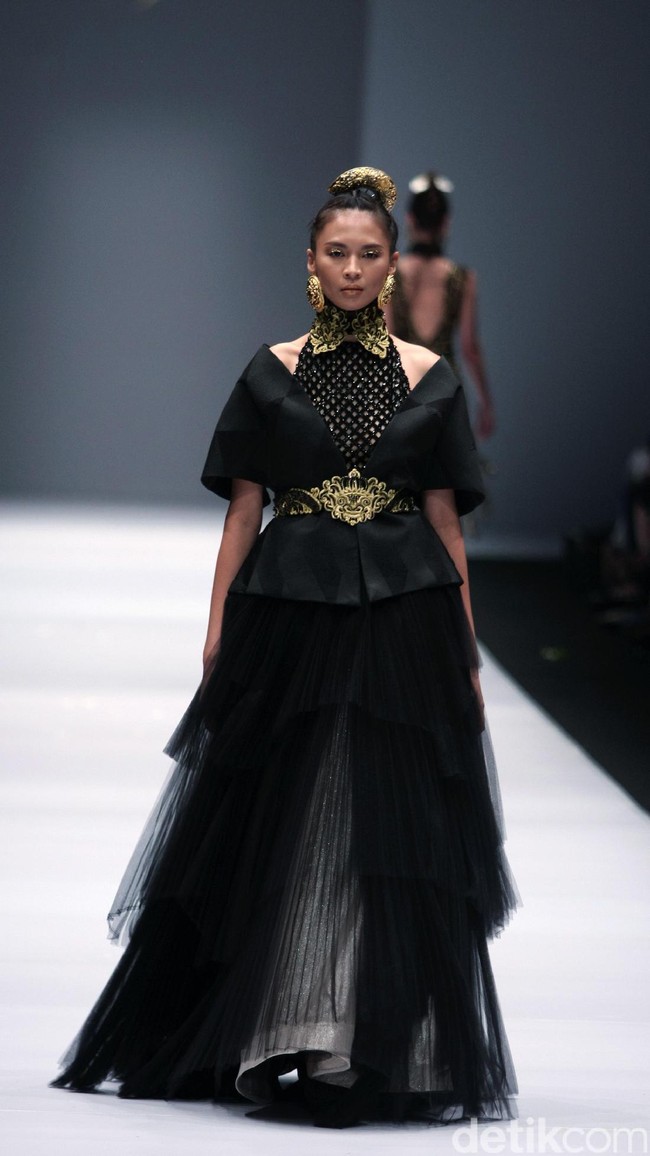 Koleksi Ivan Gunawan mengangkat tema Manggali di Jakarta Fashion Week 2017. Senayan City. Jakarta. [Foto: Mohammad Abduh/Wolipop]