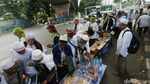 Warga Bagikan Logistik Untuk Massa Aksi Damai 2 Desember